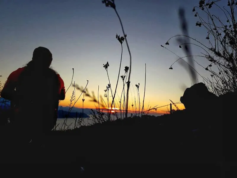 Trail runner all'alba sul Monte Castellana