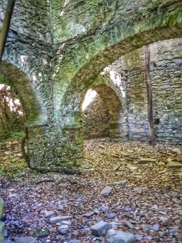 Le arcate in pietra del pian terreno di Casa Pilloa