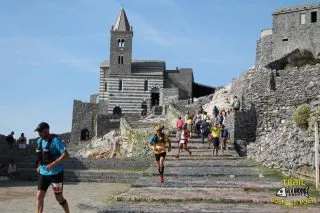 Passaggio del Trail Golfo dei Poeti 2018 a Portovenere, di fronte alla Chiesa di San Pietro